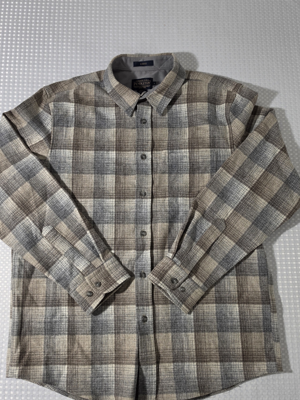 Pendleton "Lodge" Wool Shirt Men's Large (L) Grey Tan Plaid - Like New Condition